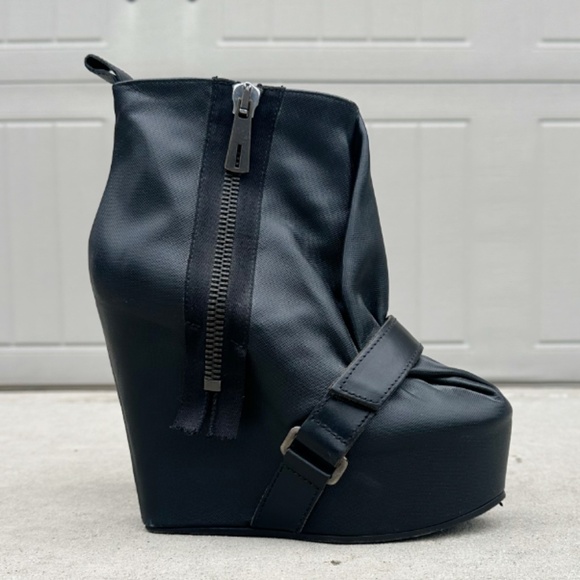 Acne Studios Leather Ankle Boot - Picture 3 of 9